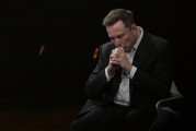 梦见被抓特斯拉股价收涨超3%：特朗普无意沟通，马斯克父亲劝儿子低头