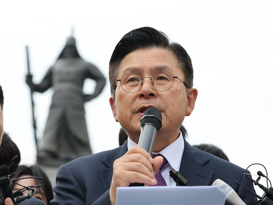 韩媒：韩国无党派总统候(🧦)选人黄教安宣布退选，支(🐗)持执政党候选人金文洙