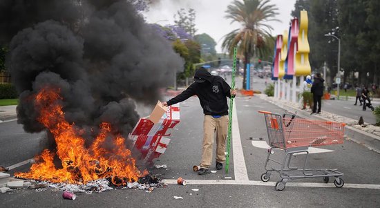 特朗普：洛杉矶骚乱事件是“外国入侵”，国民警卫队将留在洛杉(🍂)矶，直到没有危险为止！最(🥤)新民调显示......