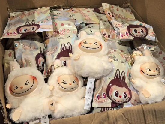 Labubu的假(🏎)货产业链：秘密全球发货，工厂谁也不能来看(🙀)